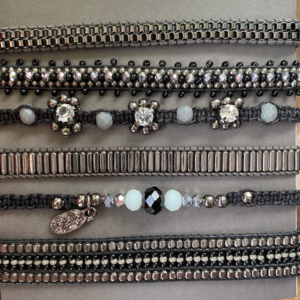Bracelets macramés et perles (noir et gris argenté)