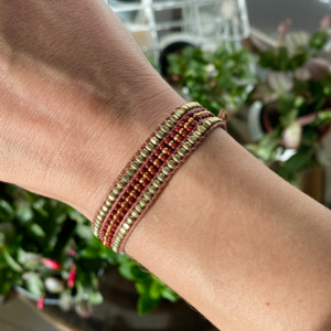 Bracelet large en macramés et perles (brun bordeaux et or)